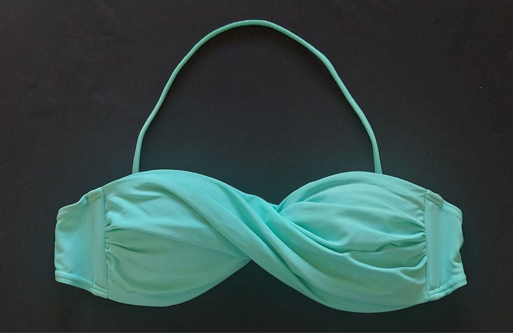 Bikini verde, cruzado