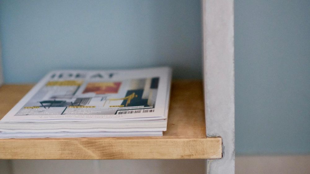 Mesa de cimento e madeira concrete and wooden table