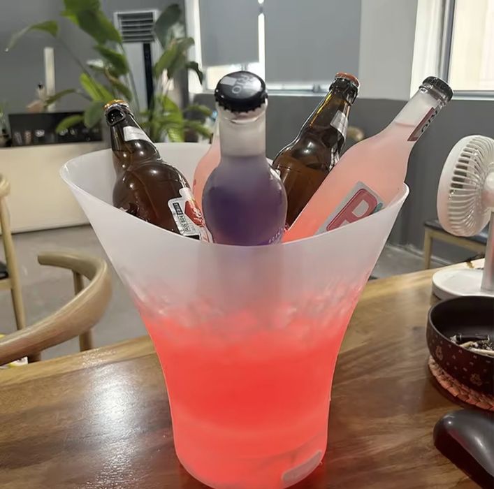 Wiaderko chłodzące z efektem wow! Głośnik Bluetooth i podświetlenie