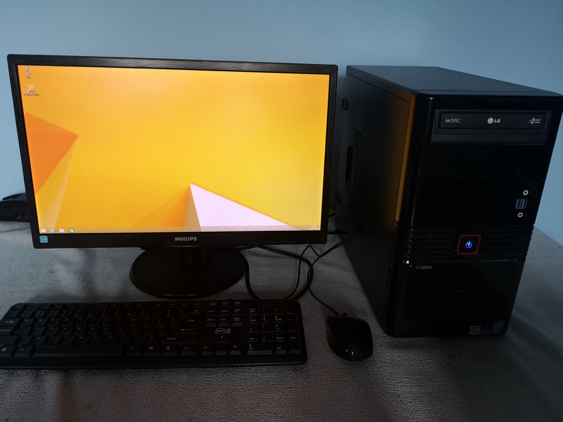 Komputer stacjonarny z monitorem