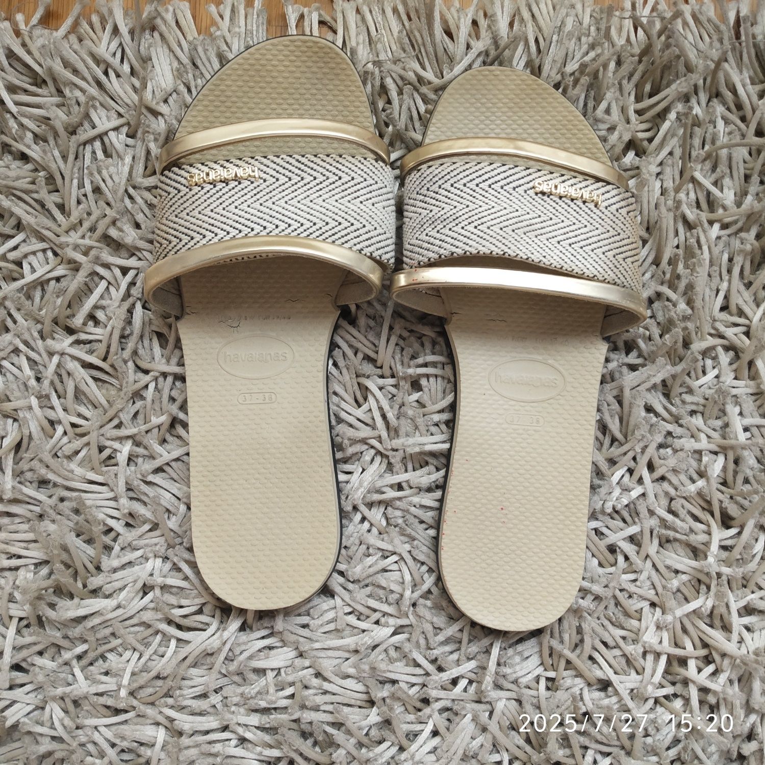 Chinelas em tons creme e dourado da marca Havaianas