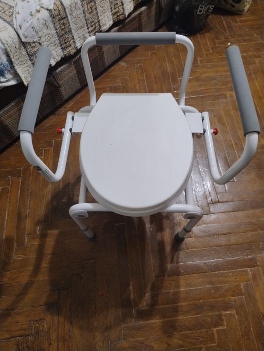Металевий стілець-туалет