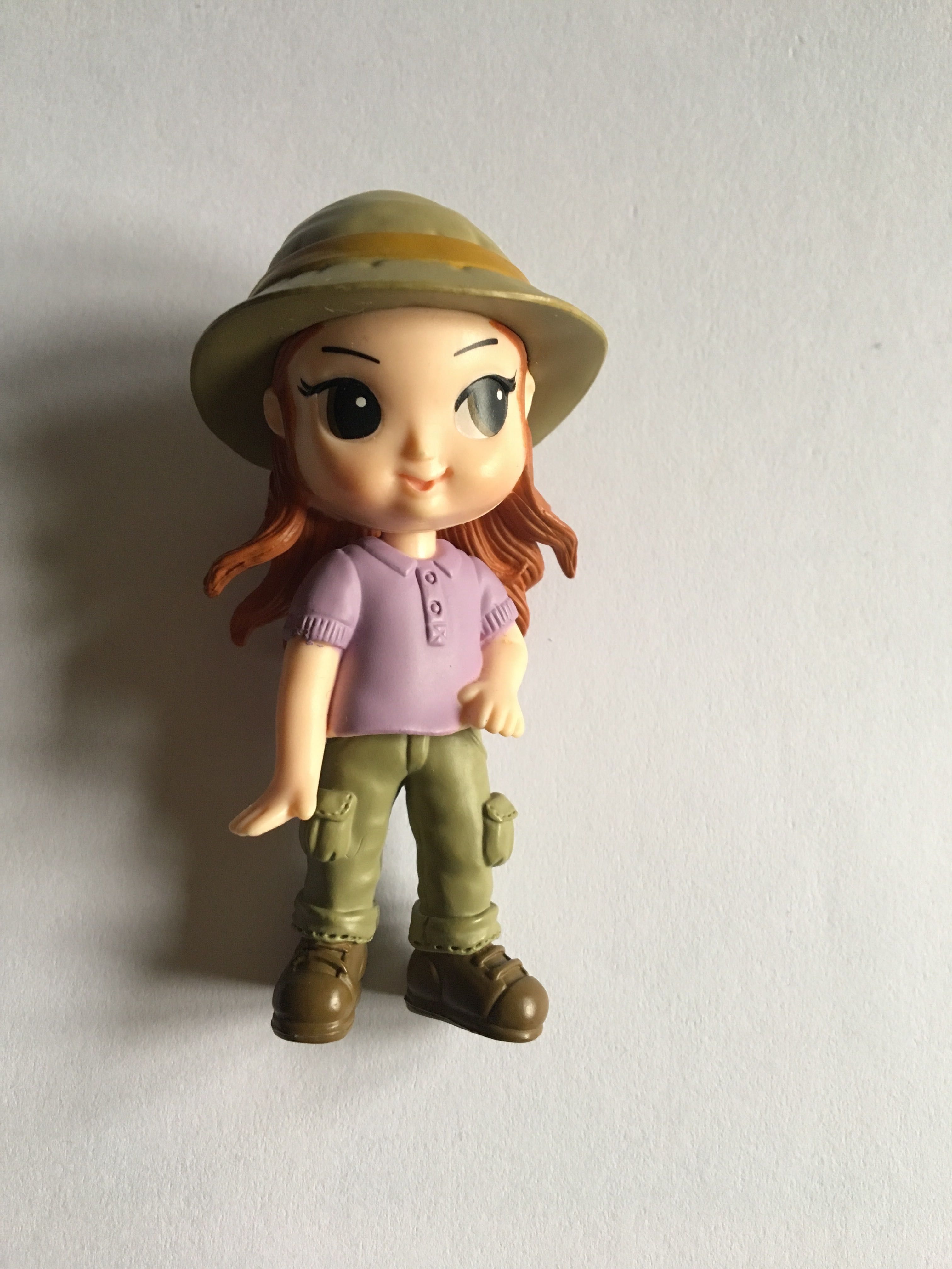 Figurka dziewczynki w ubraniu safari.