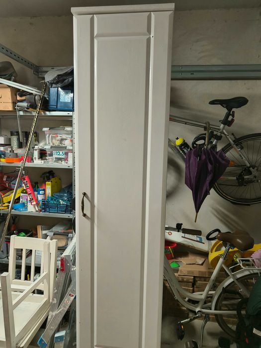 Biała szafa słupek