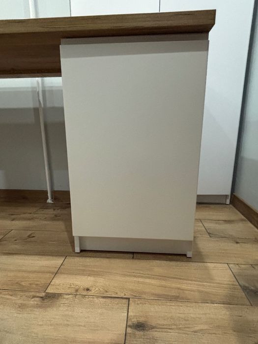 Biurko z szafką i szufladami – eleganckie, funkcjonalne