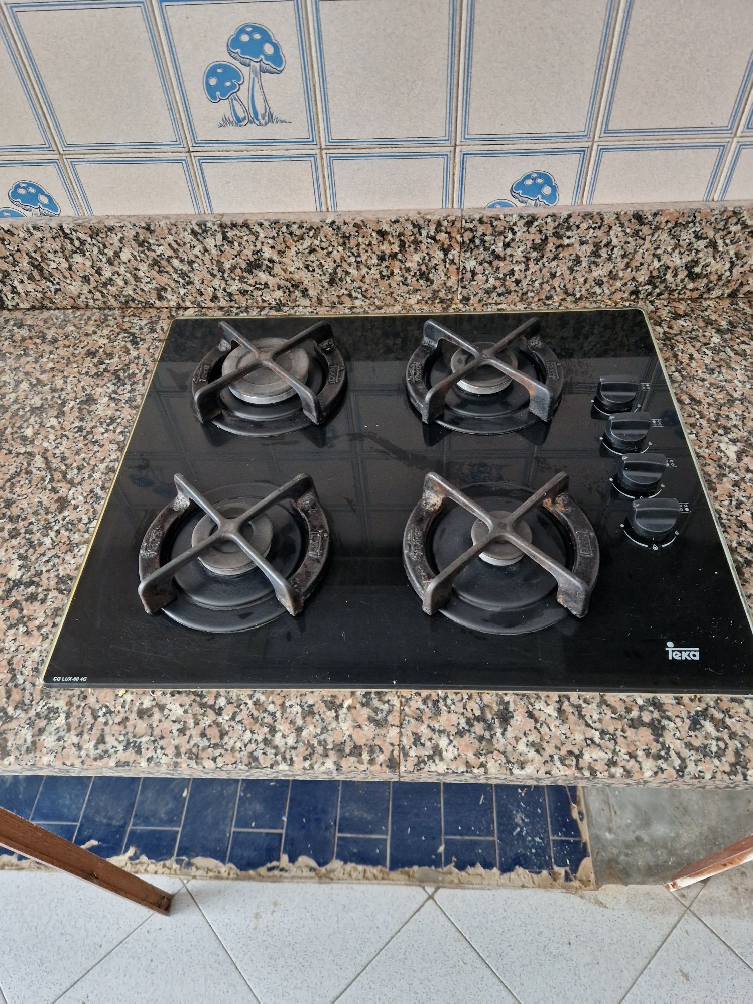 Placa a gás TEKA  modeloCG LUX-60 4G acabamento em vidro.