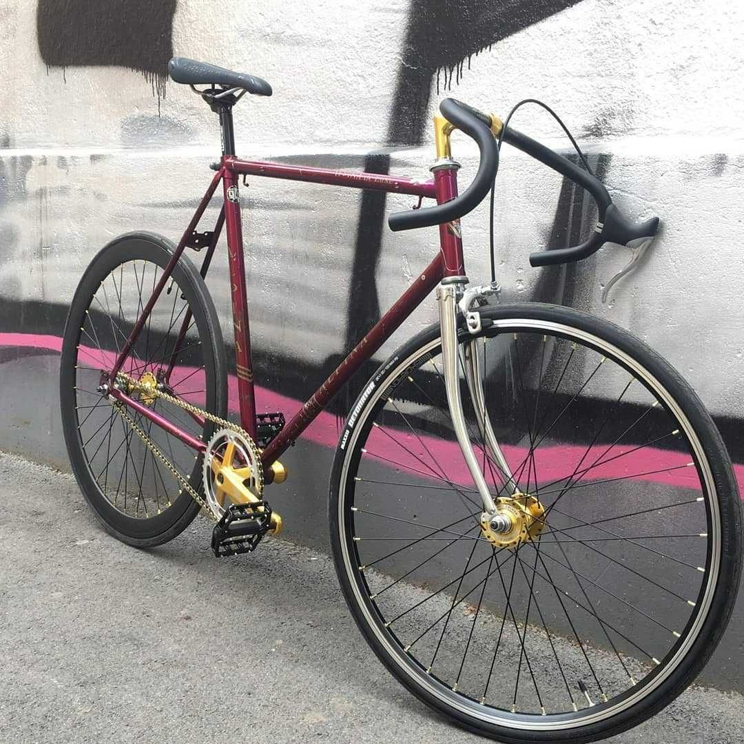 Rower single speed ze złotymi podzespołami