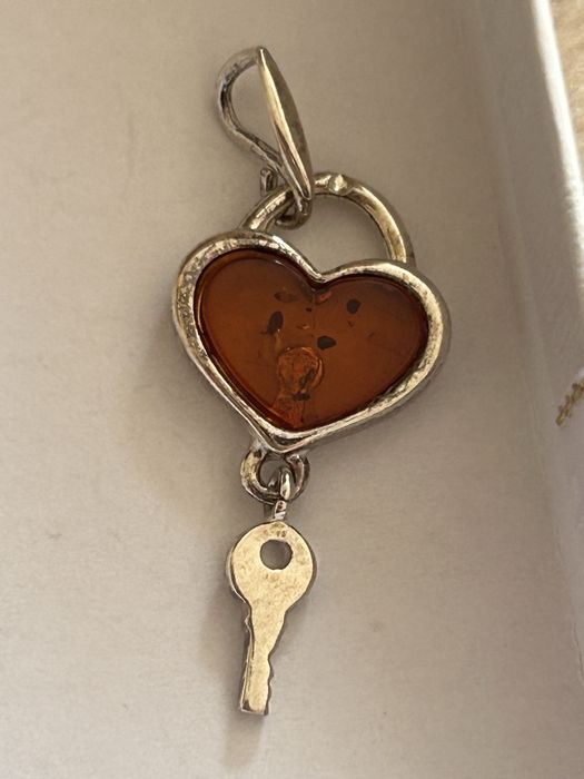 zawieszka serce srebro próby 925 z bursztynem