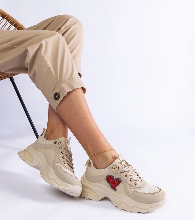 Beżowe sneakersy na platformie z serduszkiem Martineza