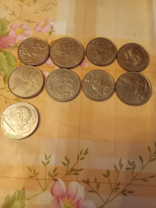 Caixa e moedas em prata antigas