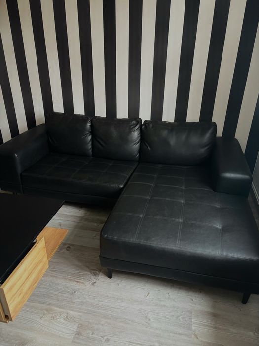 Stylowy czarny narożnik skórzany- nowoczesny, wygodny i elegancki