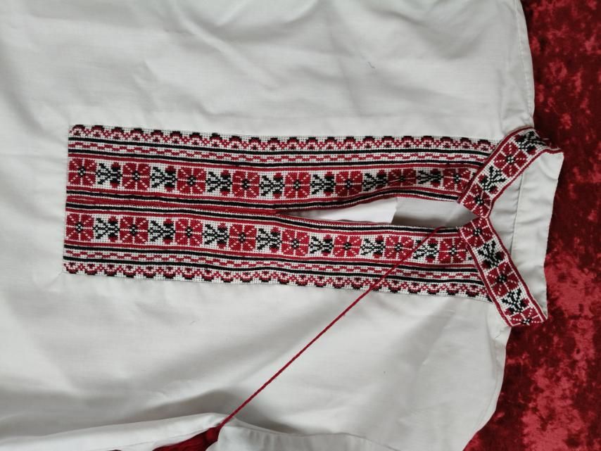 Вишиванка довжина 48, ширина 38.