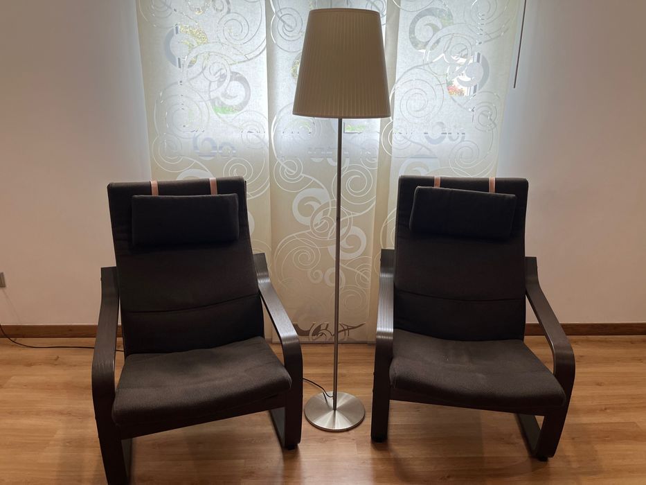 Conjunto de cadeiras como novas e abajur