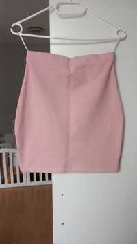 Krótka różowa spódnica ołówkowa