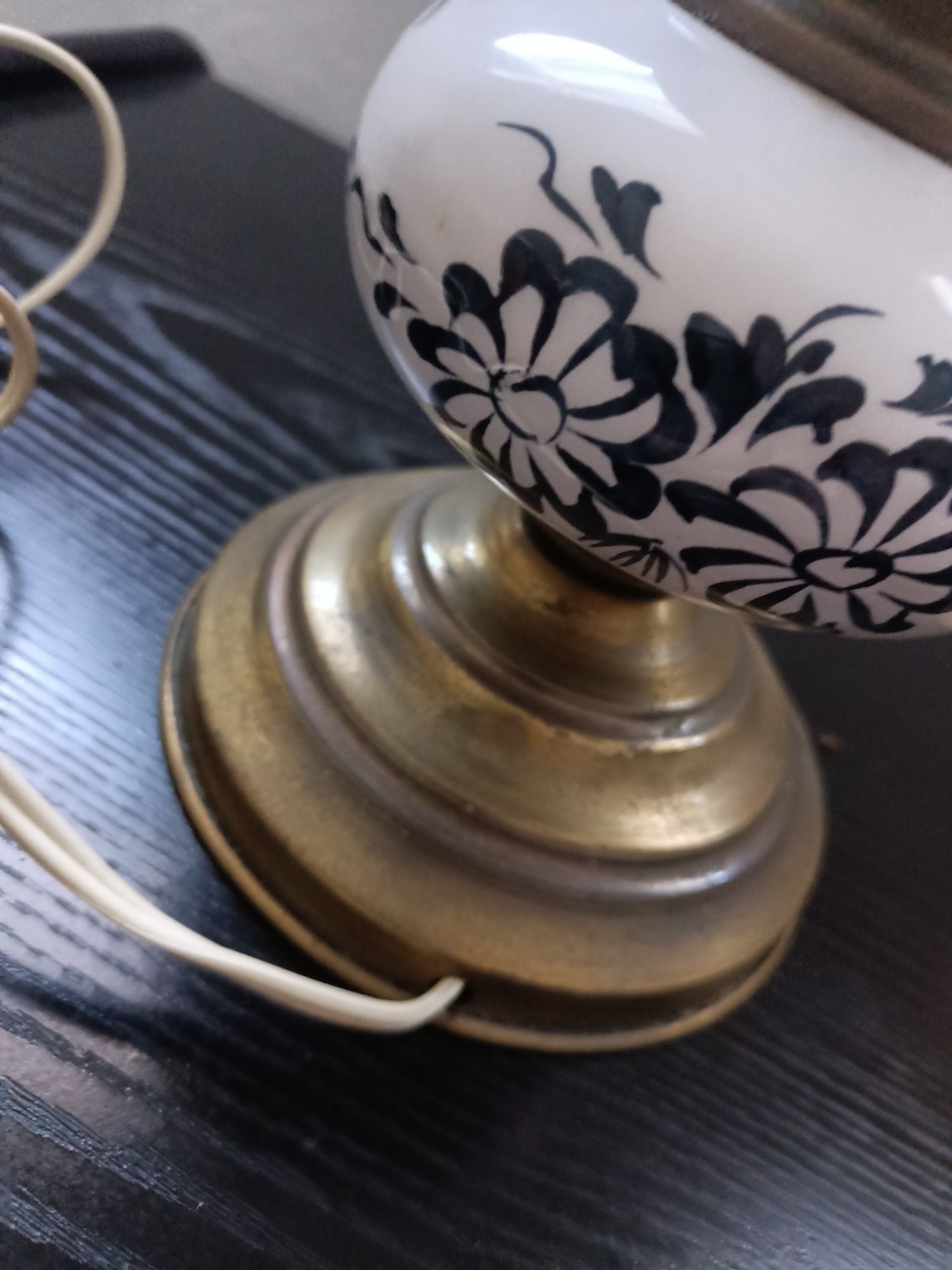 Candeeiro de pé de porcelana, com abajur em seda natural .