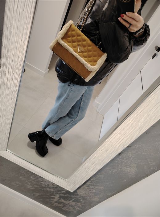 Torebka Guess w kolorze musztardowym