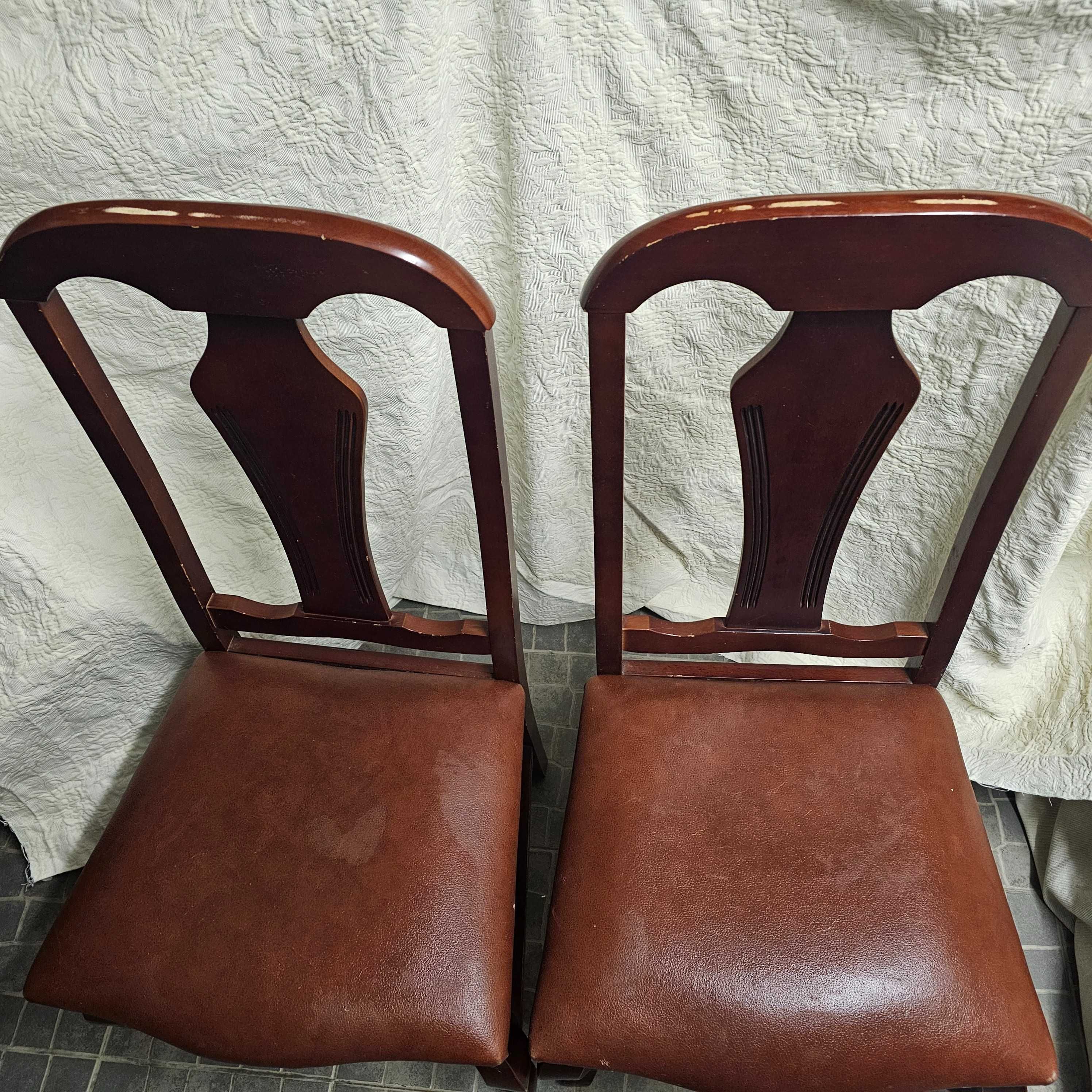 Cadeiras de jantar em cerejeira, forradas.