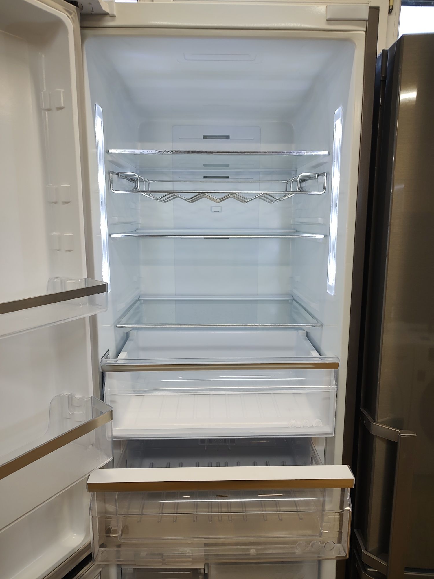 NoFrost Холодильник фірми Samsung, висотою 195см