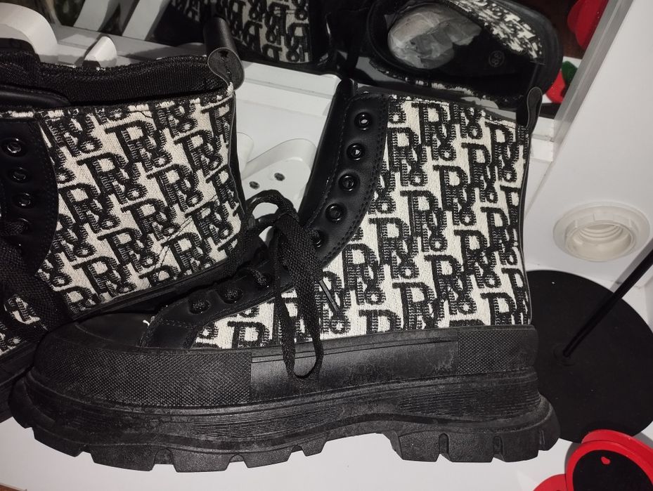 Жіночі  ботинки  на шнурівці