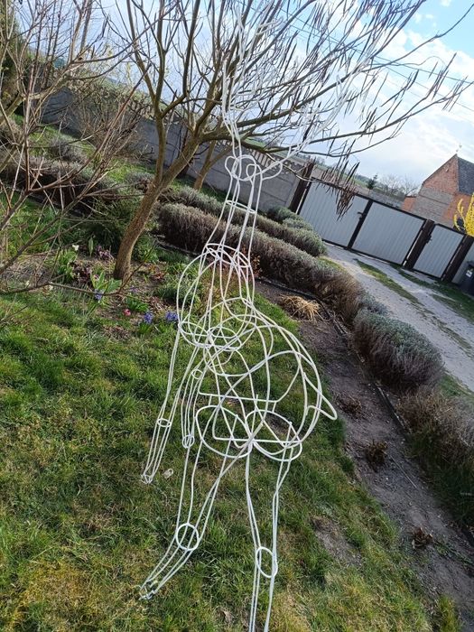 Jeleń z drutu do ogrodu