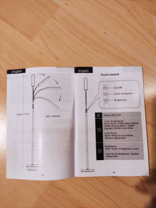 Czarna lampa podłogowa LED z pilotem