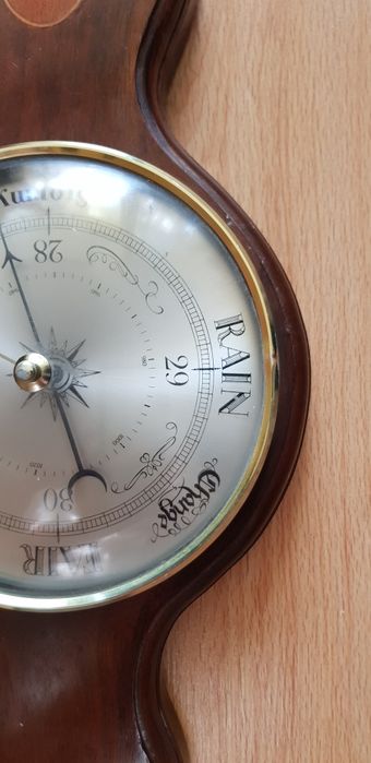 Antyk, duży barometr w drewnie pokrytym fornirem.