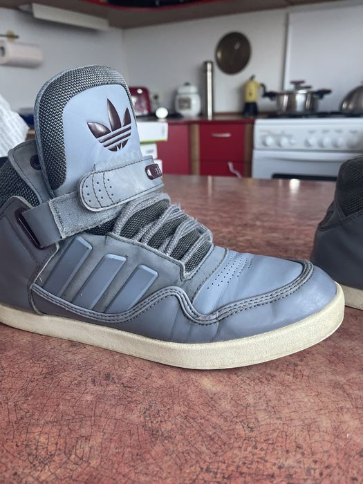 Adidas кросівки