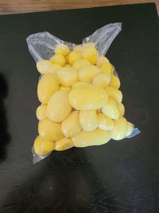 Ziemniaki obrane   wiaderkach zalane woda oraz inne warzywa obrane