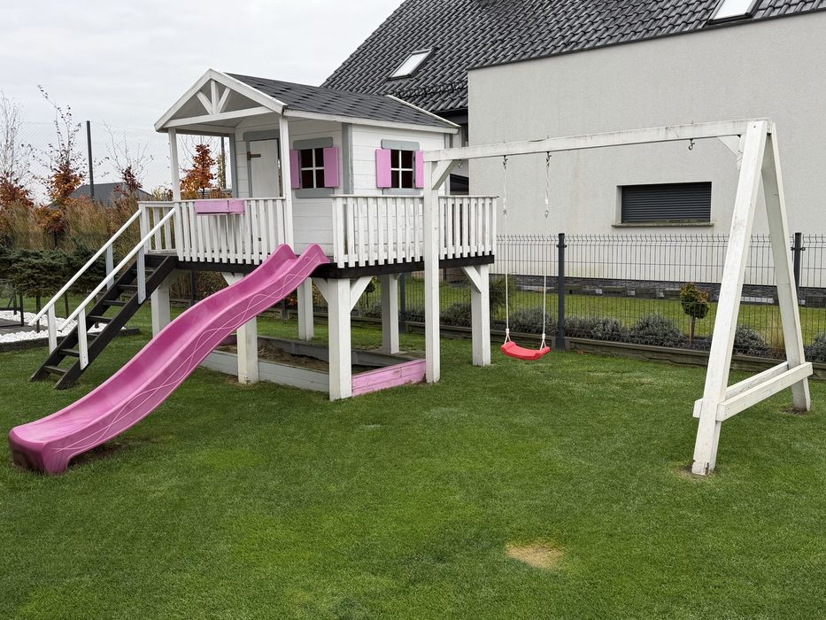 Duży solidny domek plac zabaw dla dzieci.