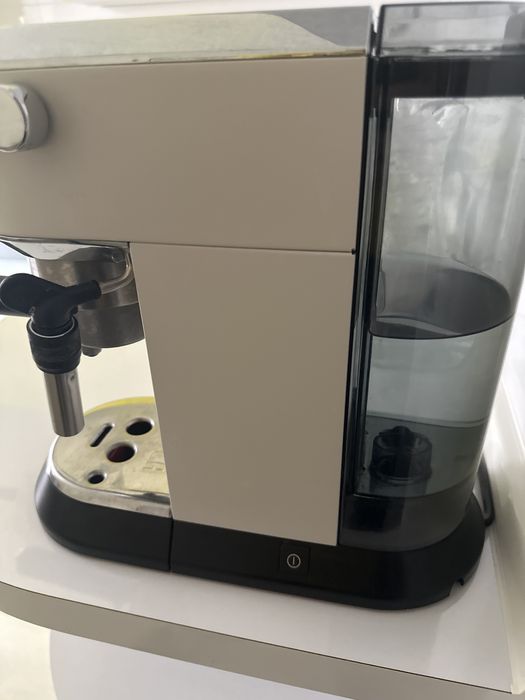 Кавоварка ріжкова Delonghi