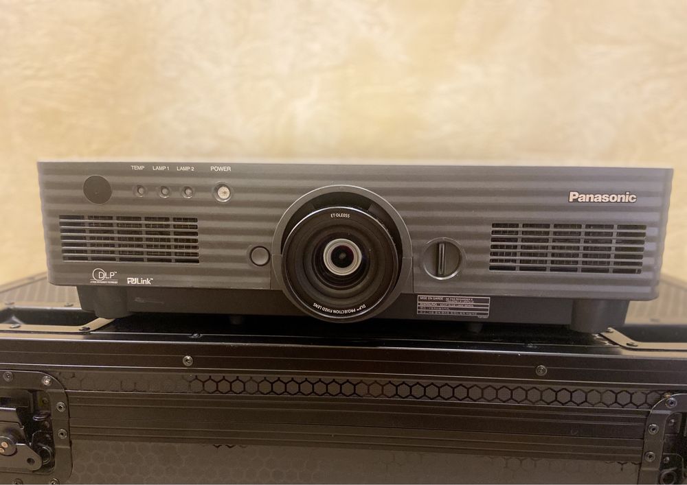 Продается профессиональный проектор Panasonic PT-D5700