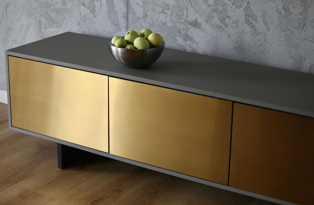 Fervano komoda glamour – złote szczotkowane fronty stalowe, showroom