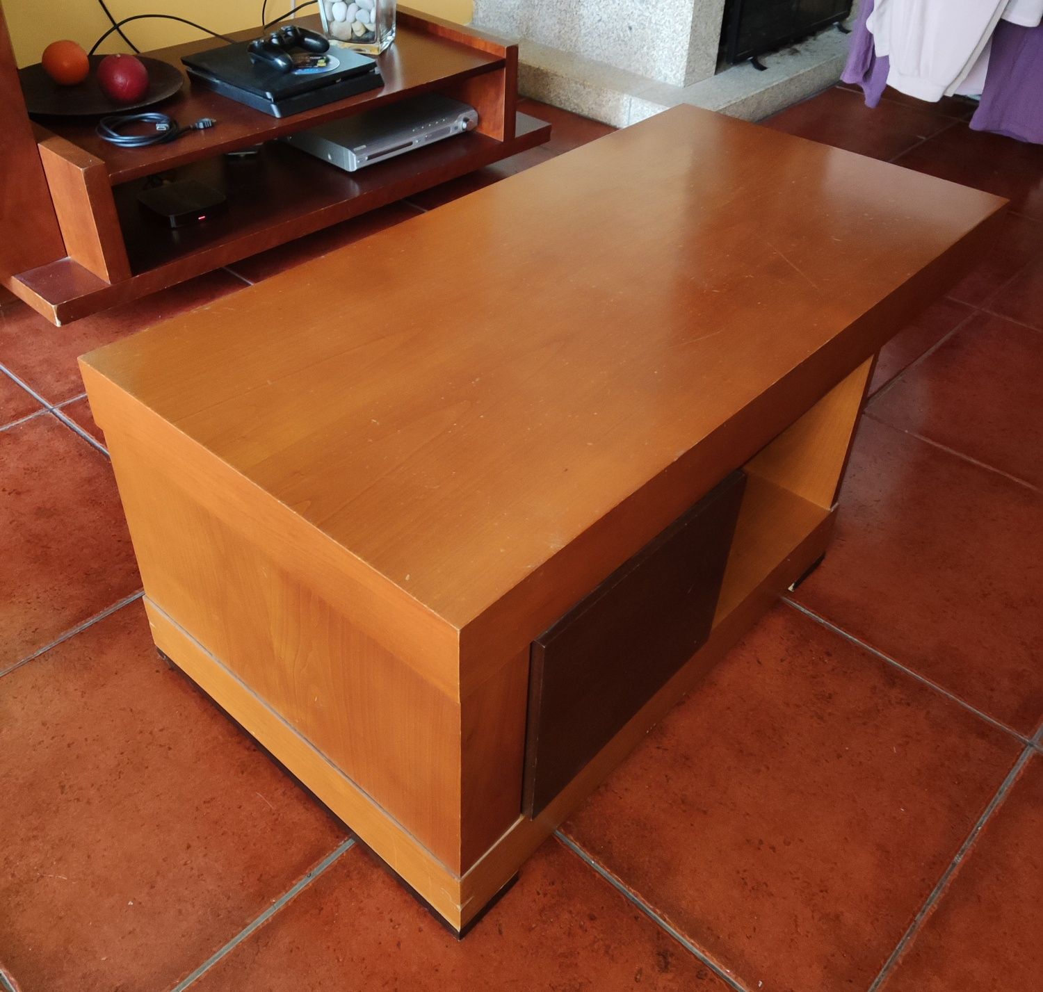 Mesa de centro com gaveta