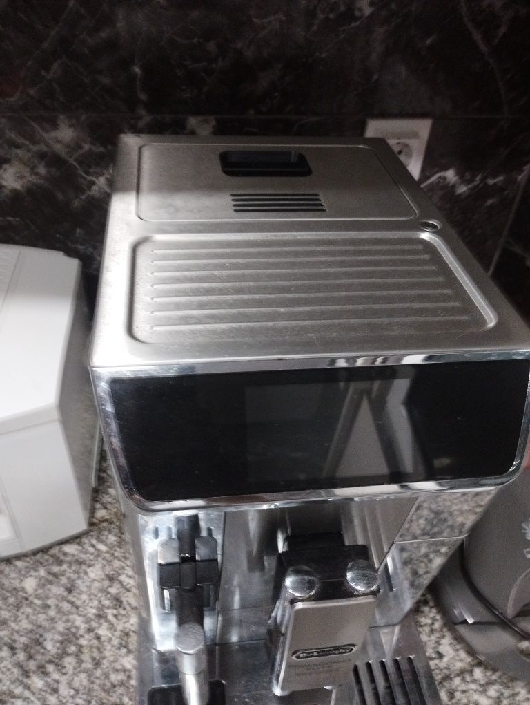 Máquina de Café Expresso Automática DELONGHI PrimaDonna Elite Experien
