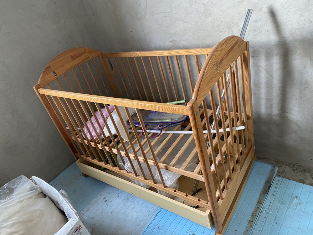 Ліжко качалка дитяче та столик