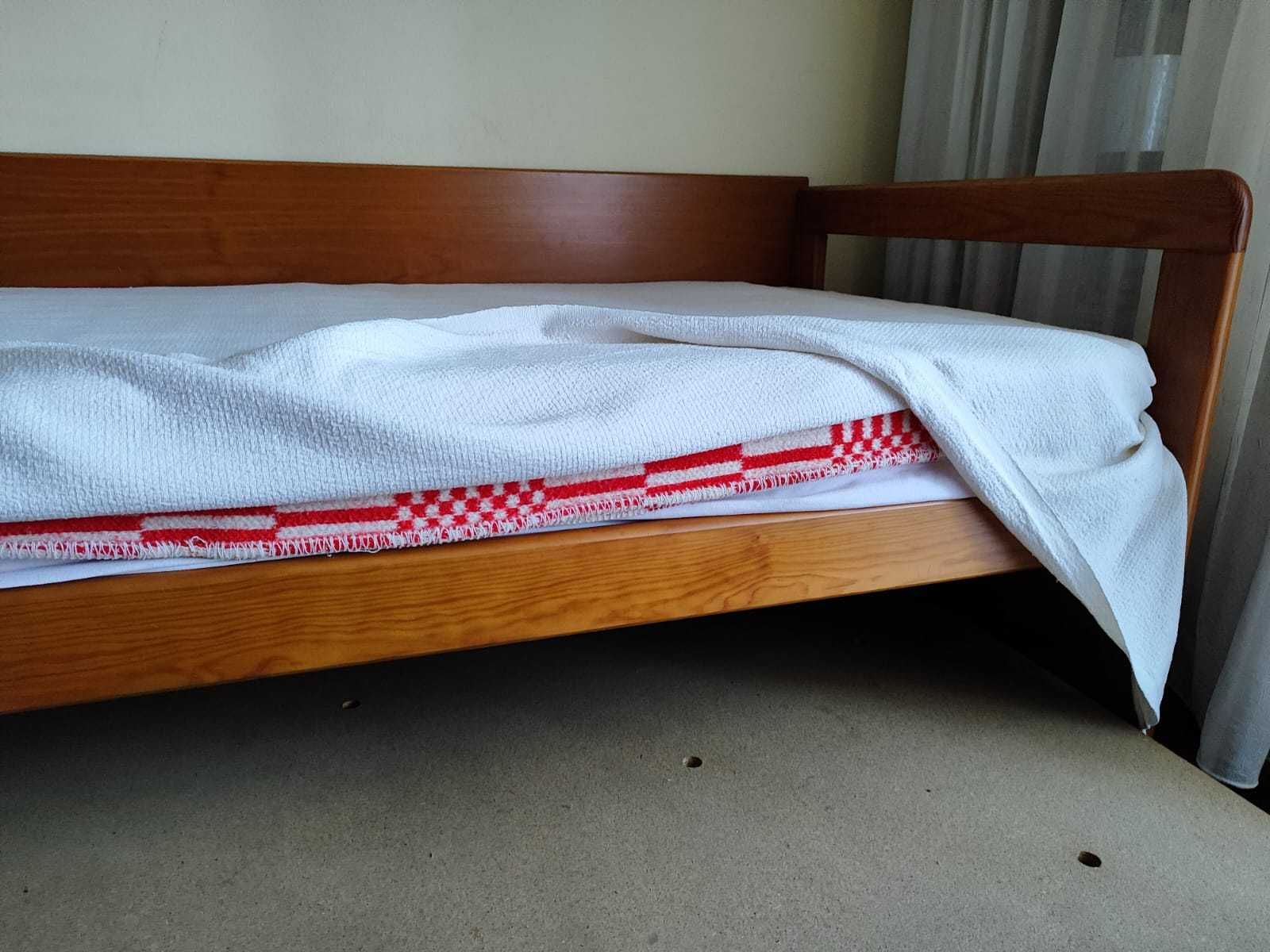 cama solteiro com gavetao  e colchão - madeira - Como nova