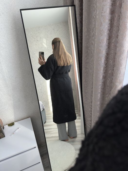 Чорне зимове пальто