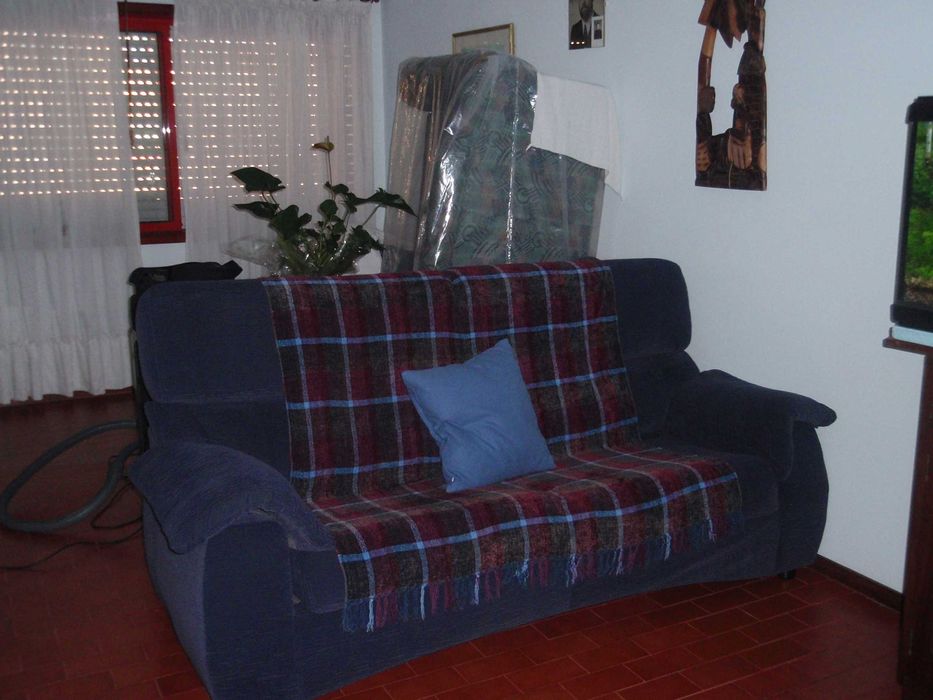 Sofá em veludo azul marinho