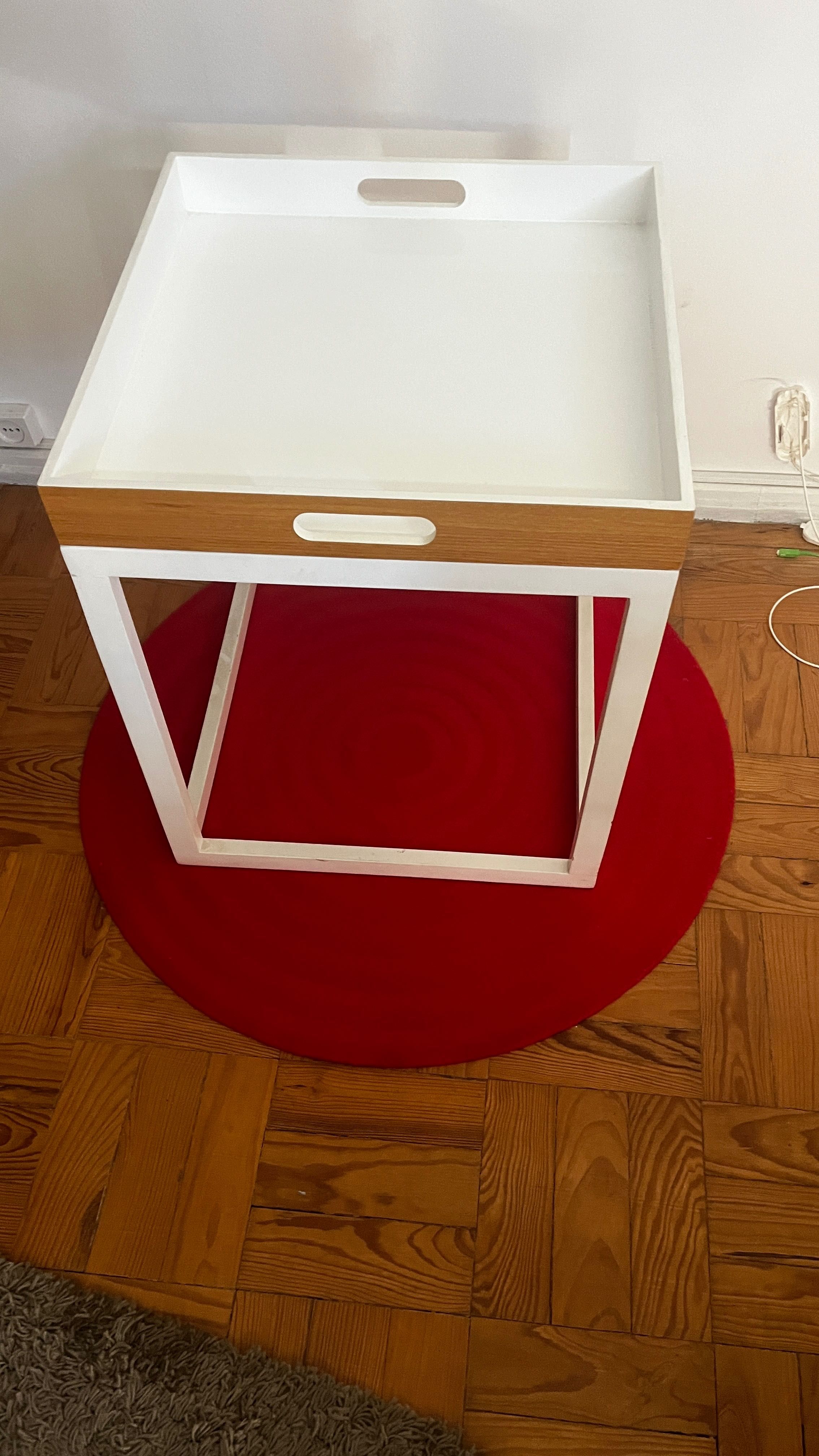 mesa de centro com o seu tabuleiro móvel