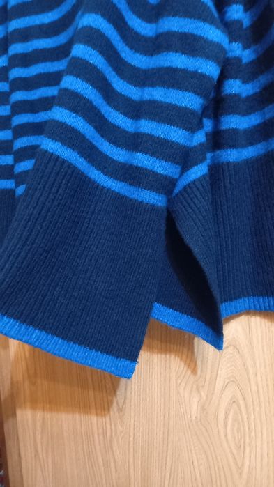 Женский модный тёплый свитер в полоску