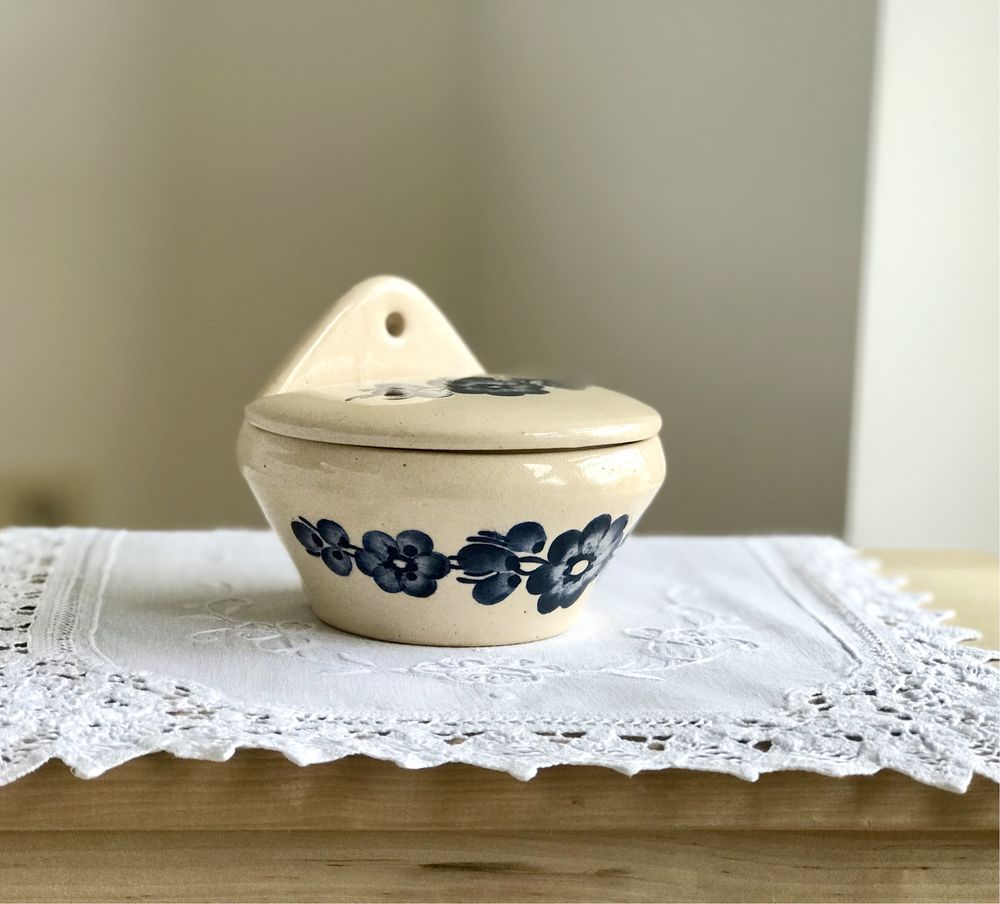 Stary ceramiczny pojemnik solniczka