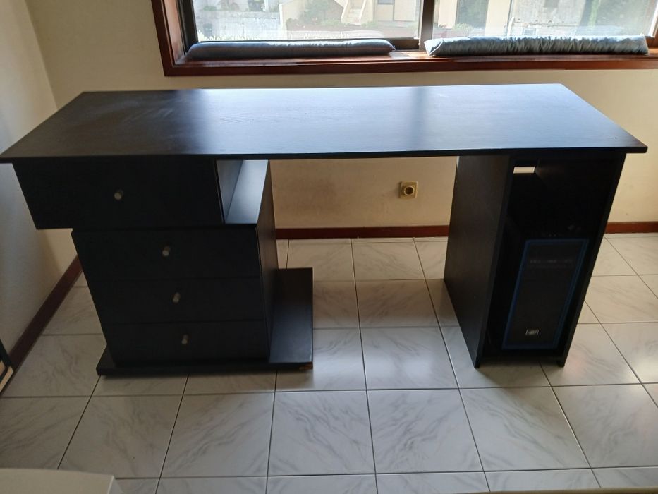 Secretária com Gavetas