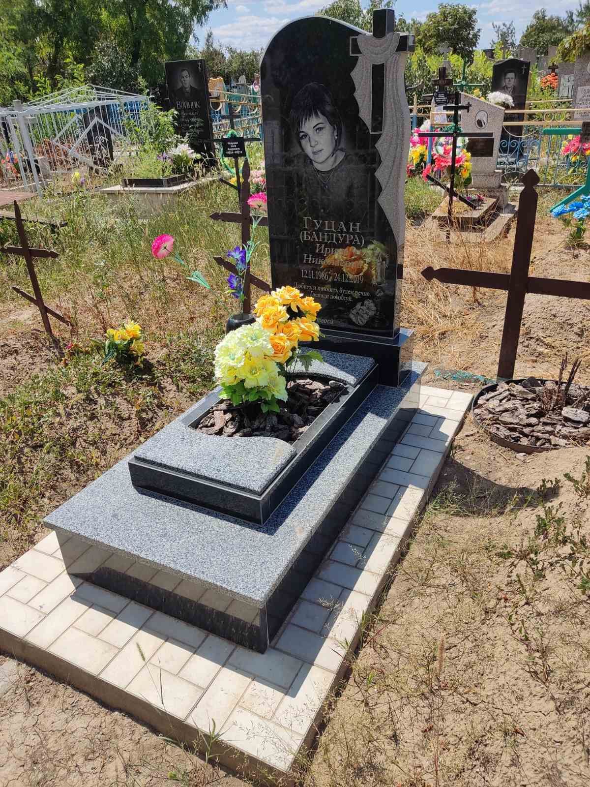ПАМ'ЯТНИКИ з граніту, мармурової крихти та бетону