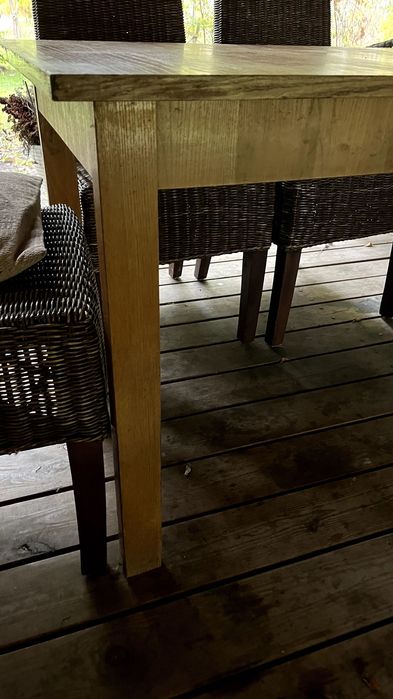 Drewniany stół rozkładany – miodowy, naturalna struktura drewna