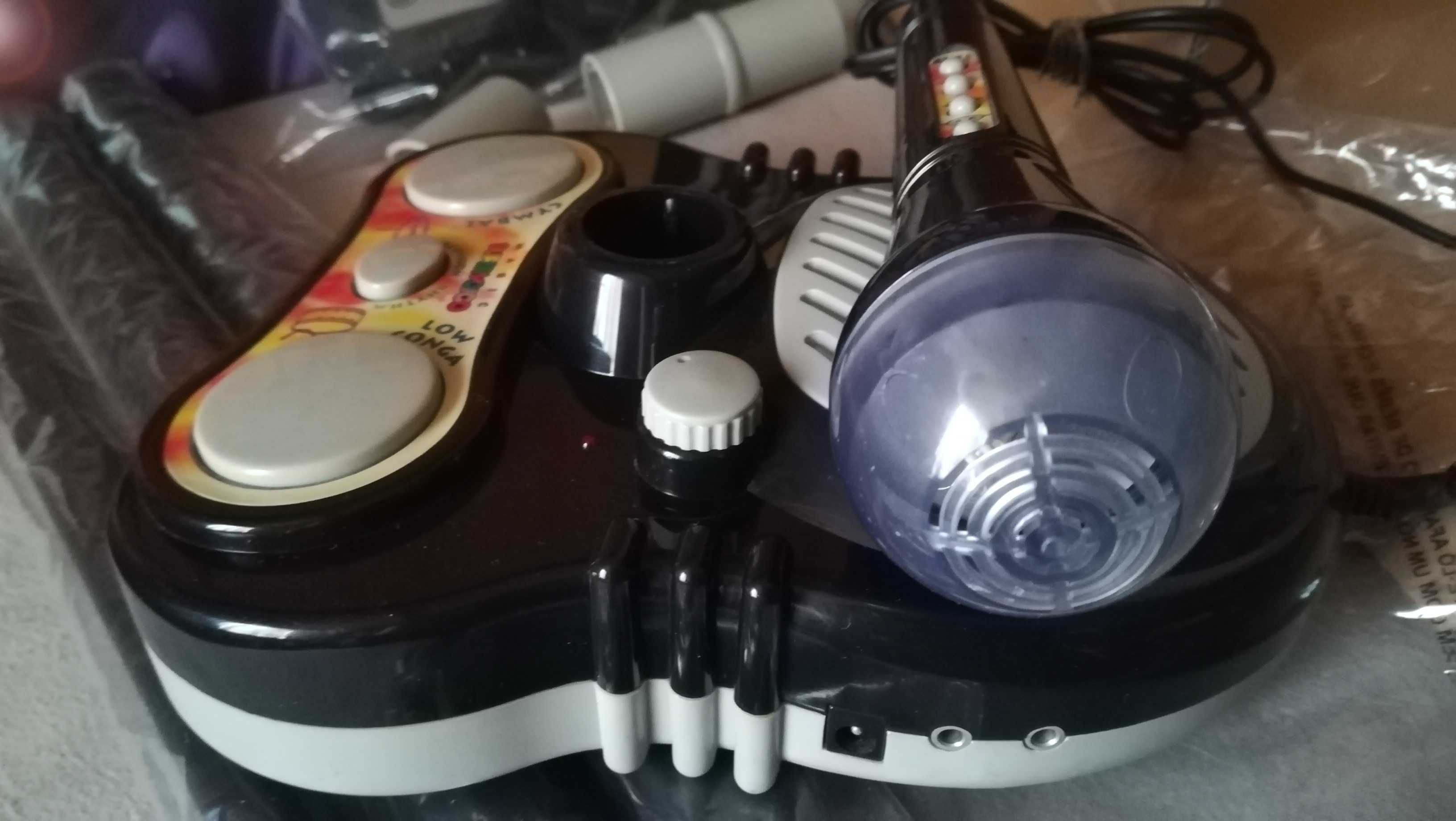 Conjunto de Karaoke (microfone e amplificador com ritmos)