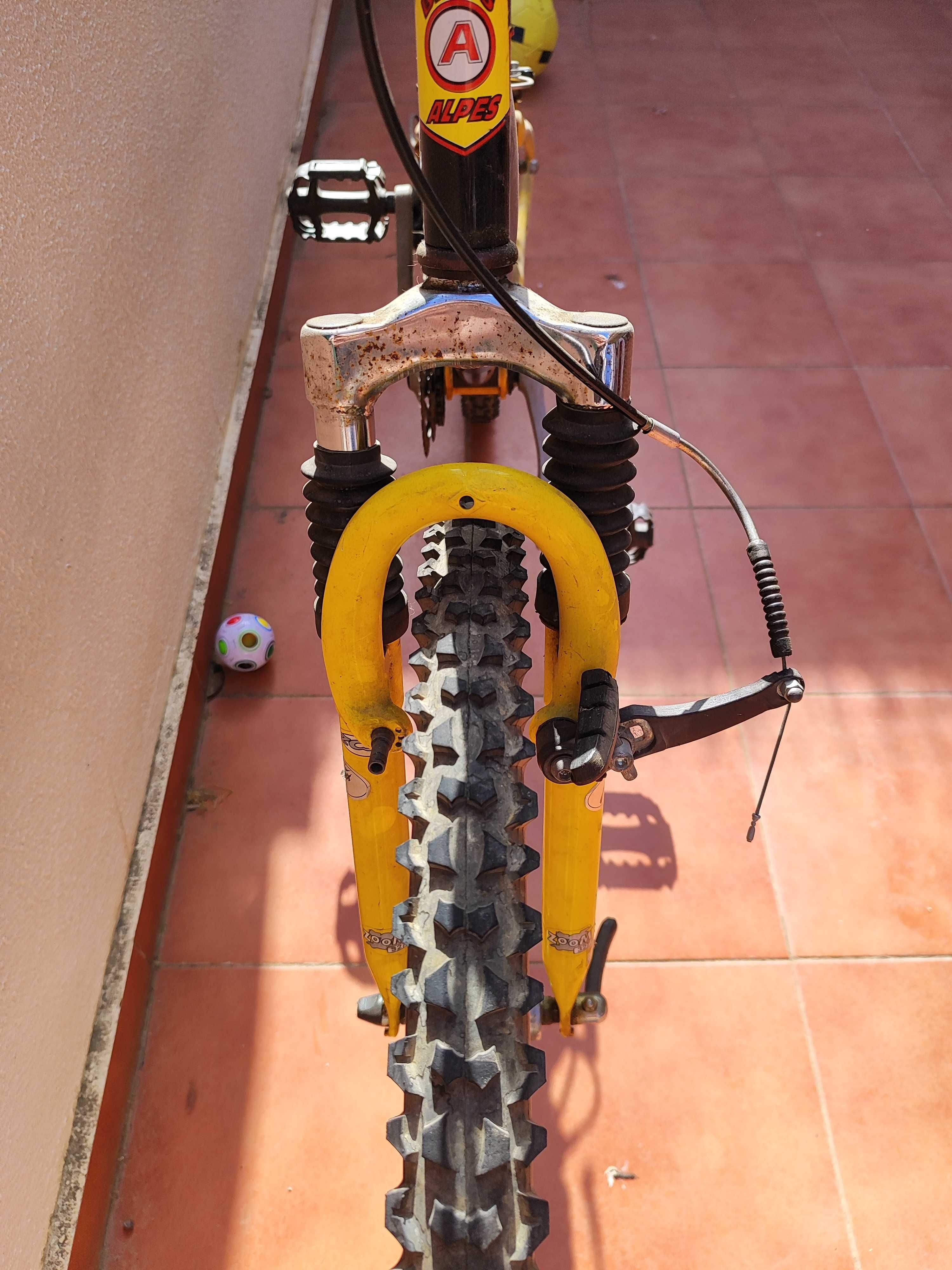 Vende se bicicleta Shimano BTT roda 26