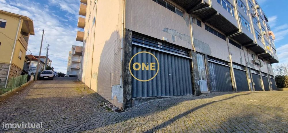 Armazém com 100 m2 de área total e pé direito de 4,5 metros em Bairro