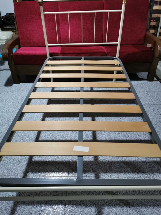 Cama de ferro com estrado