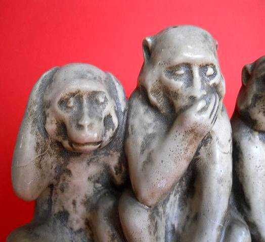 Статуэтка из камня трёх обезьян