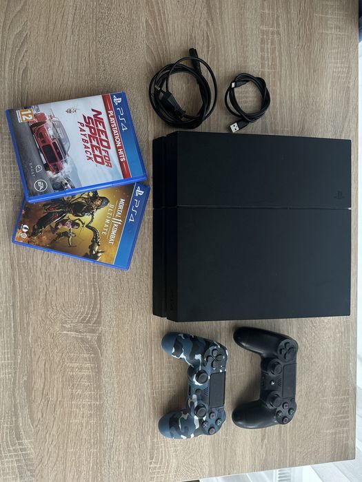 Ігрова приставка Sony Playstation 4 + дві гри